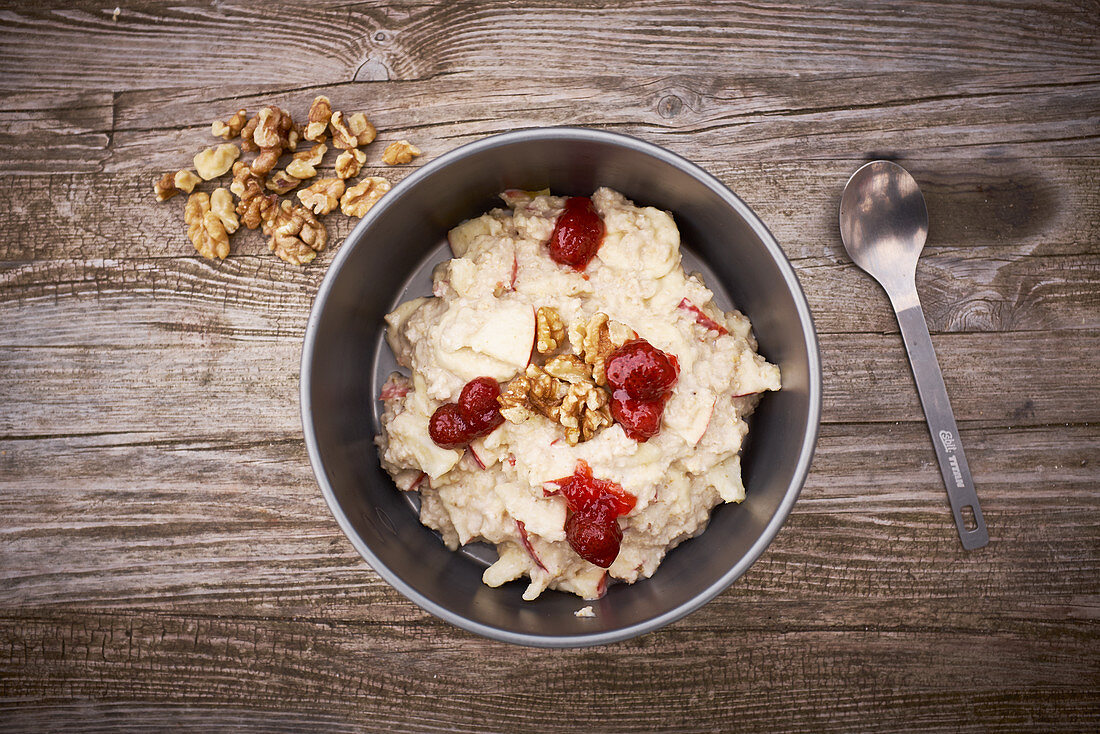 Porridge mit Nüssen, Marmelade und Apfel