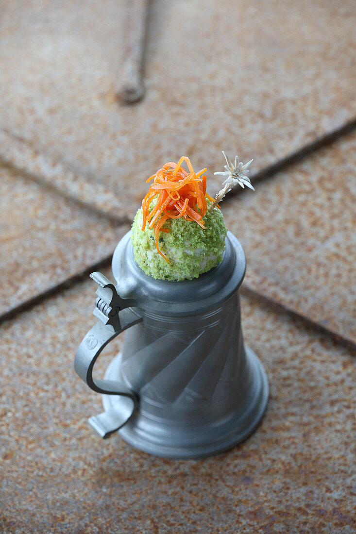 Matcha-Kloß im Tarnkleid mit Karottenheu