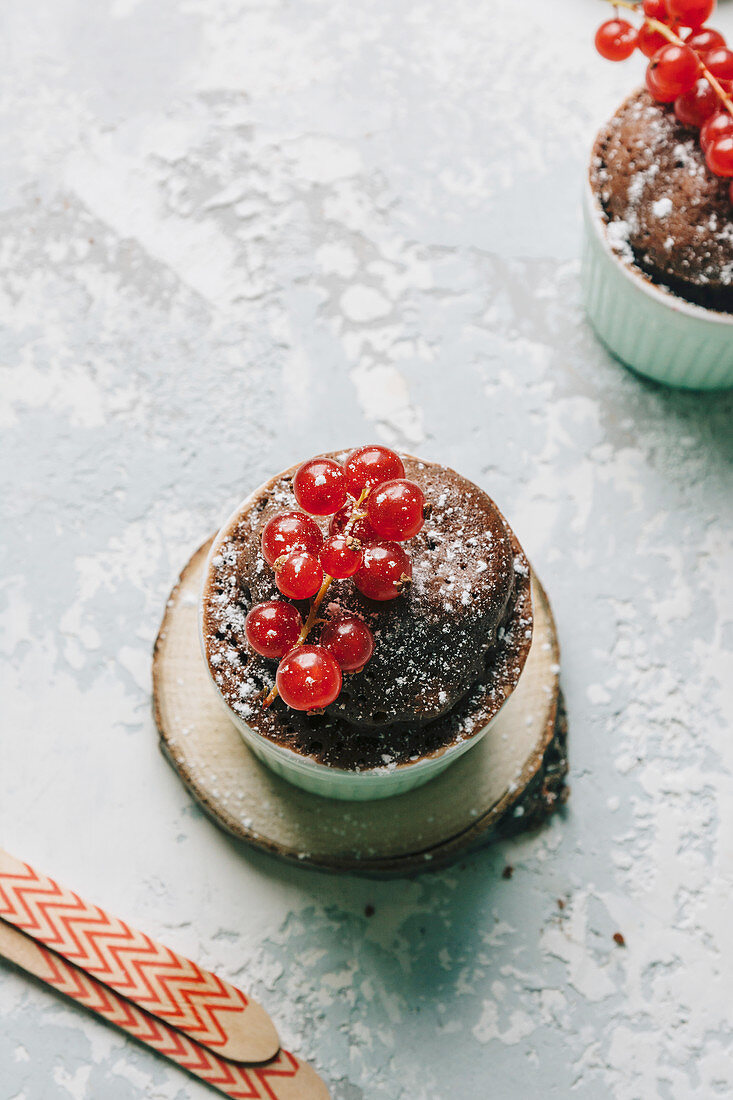 Mug Cake mit Schokolade und roten Johannisbeeren