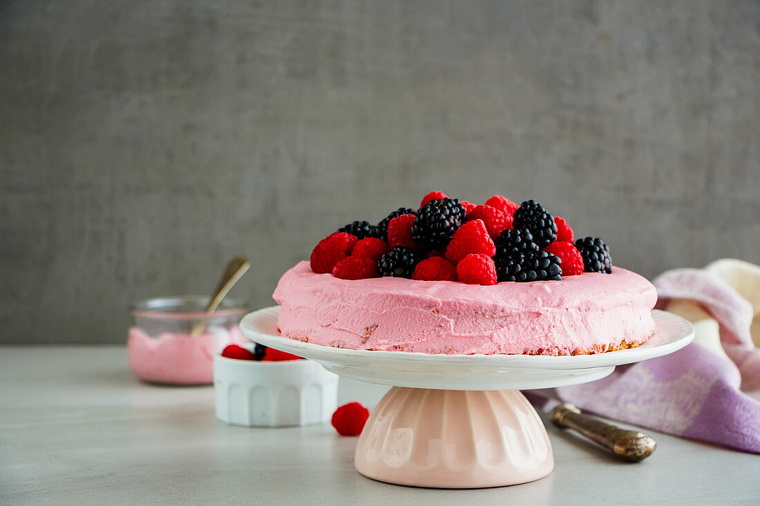 Cake with pink mascarpone cream and fresh berries