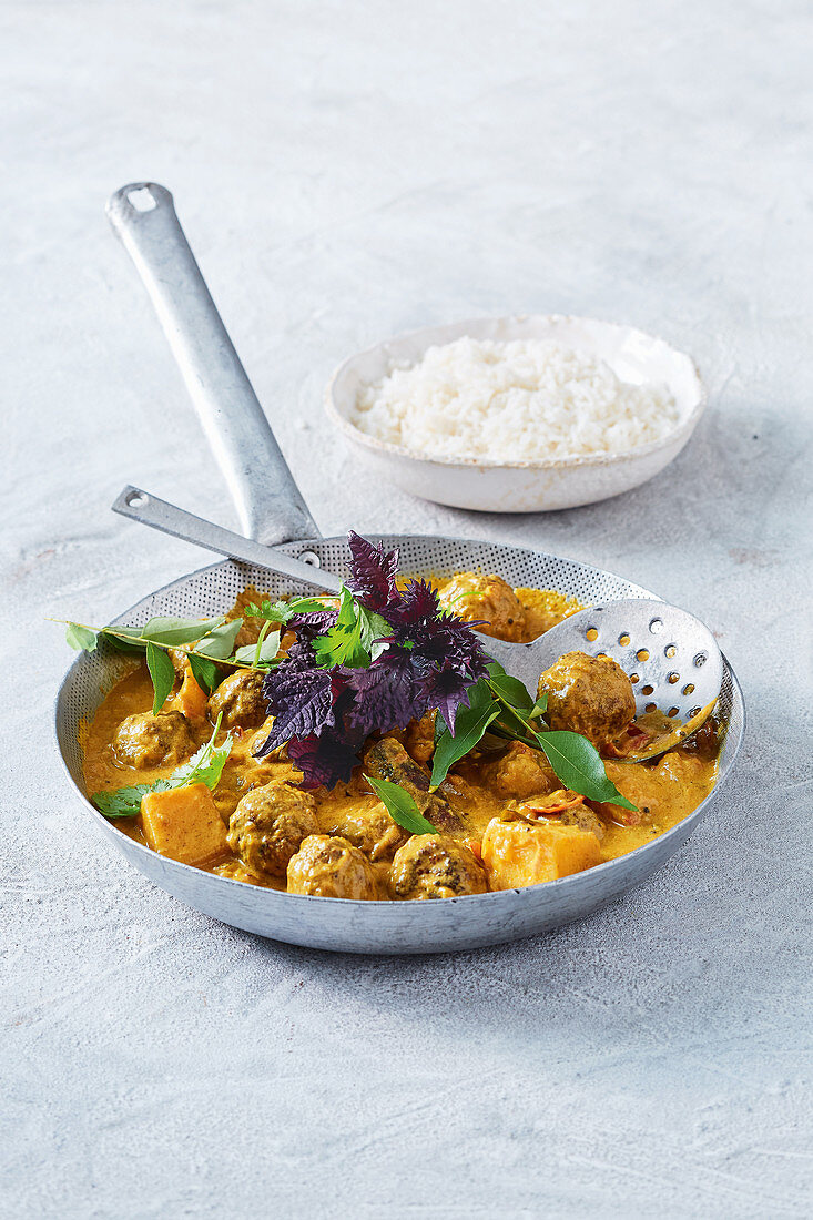 Lammhackbällchencurry mit Reis (Sri Lanka)