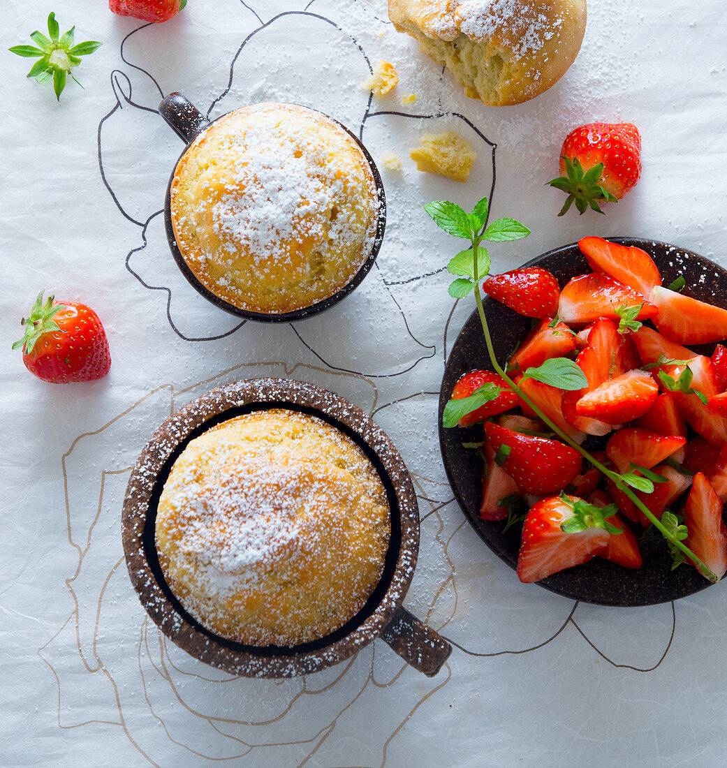 Mug cakes with strawberries