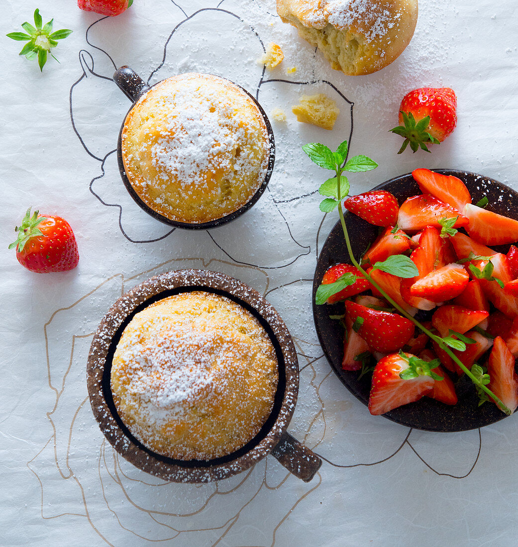 Tassenkuchen mit Erdbeeren