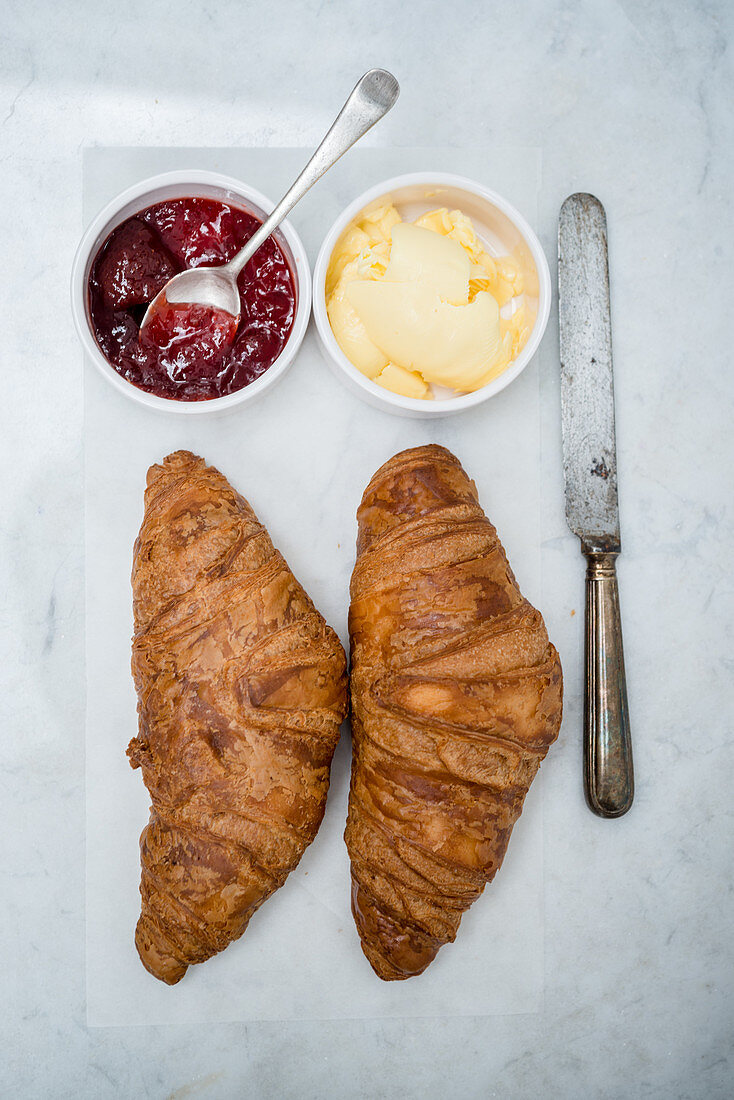 Croissants mit Marmelade und Butter