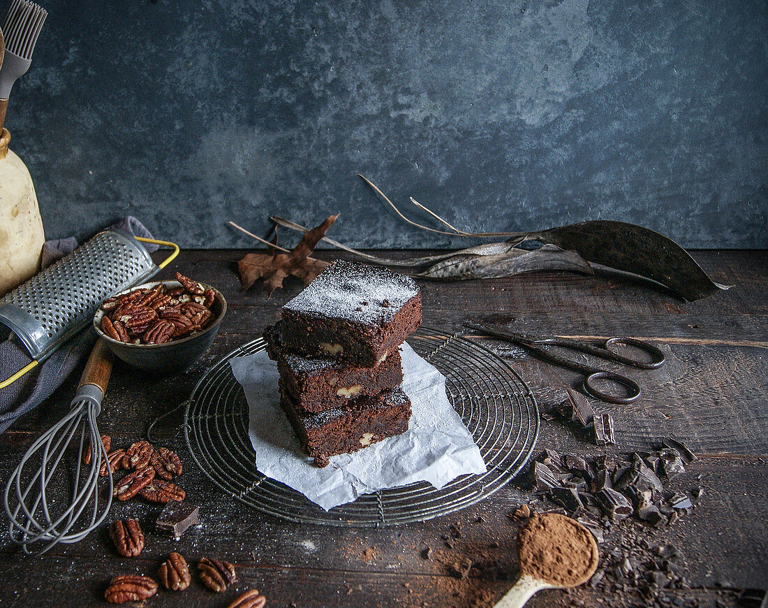 Schokoladenbrownies mit Backzutaten