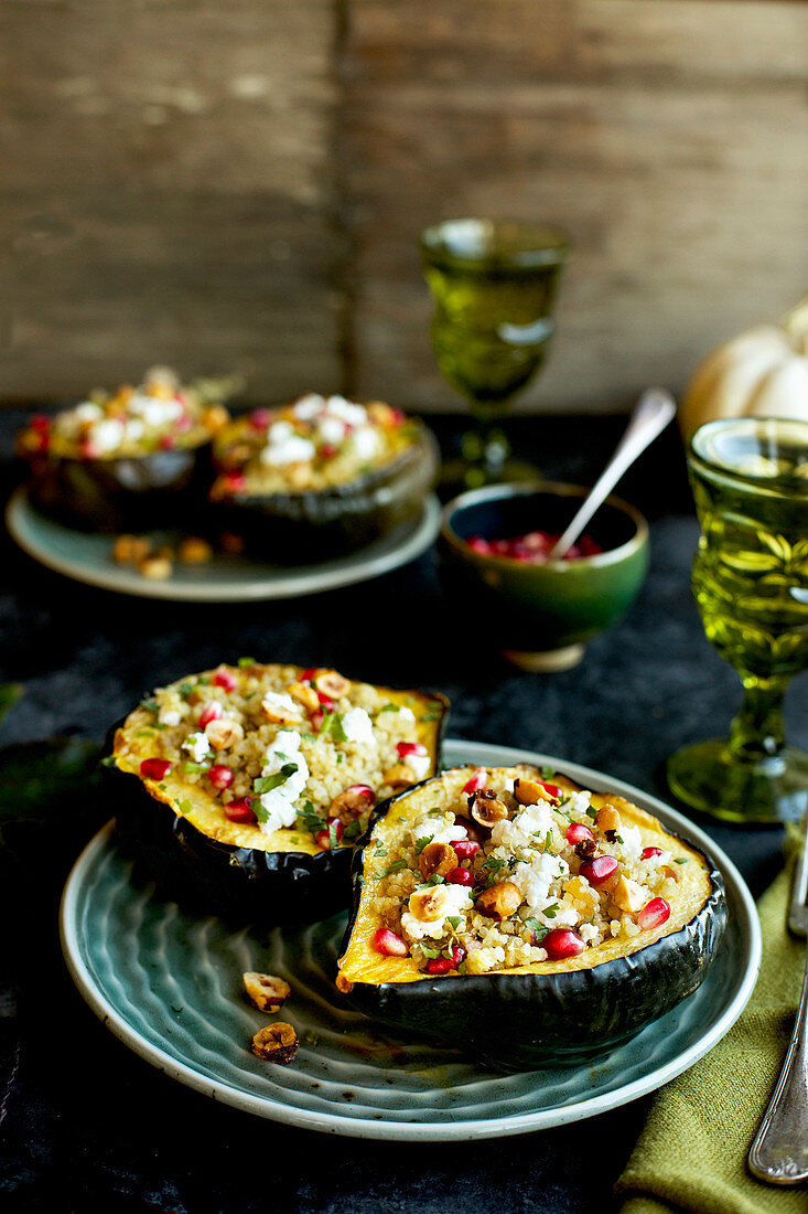 Eichelkürbisse gefüllt mit Quinoa, Feta und Granatapfelkernen