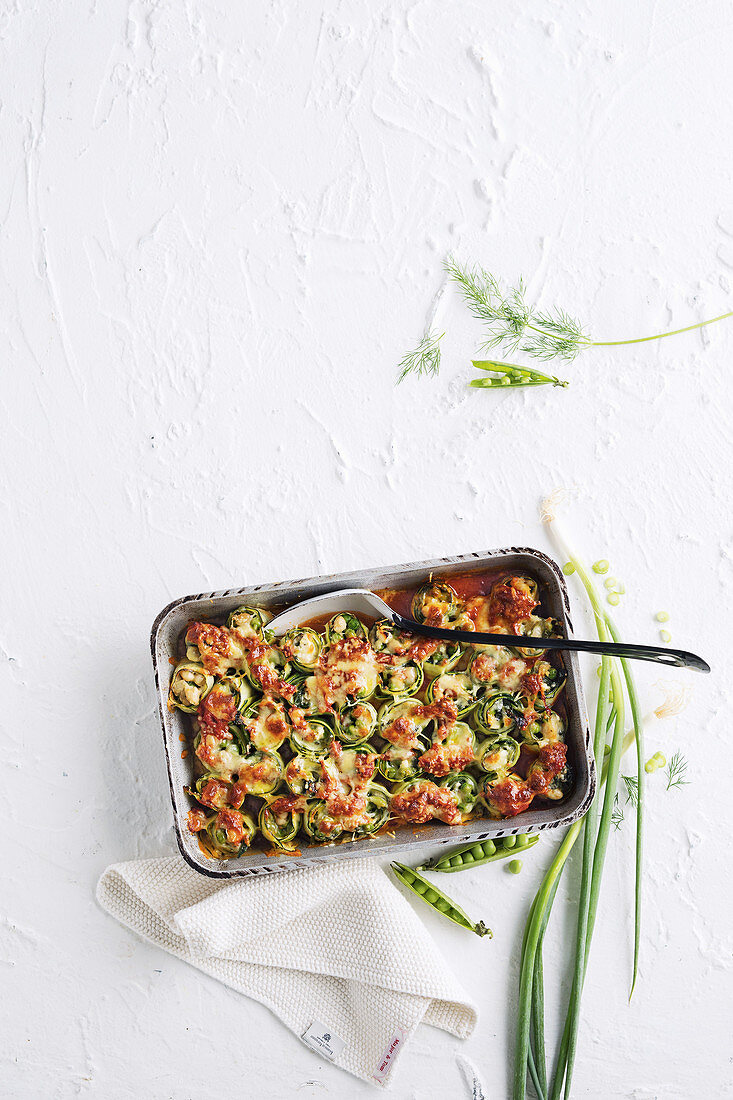 Überbackene Zucchiniröllchen mit Käse und Tomaten