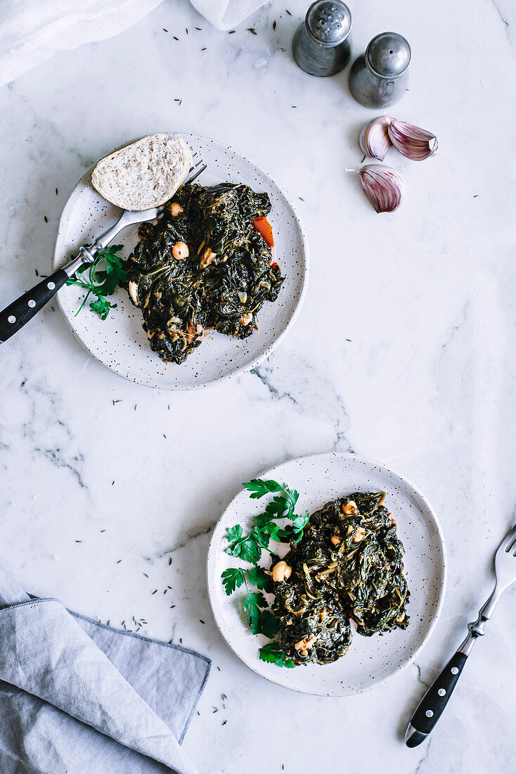 Algen-Spinat-Salat mit Knoblauch