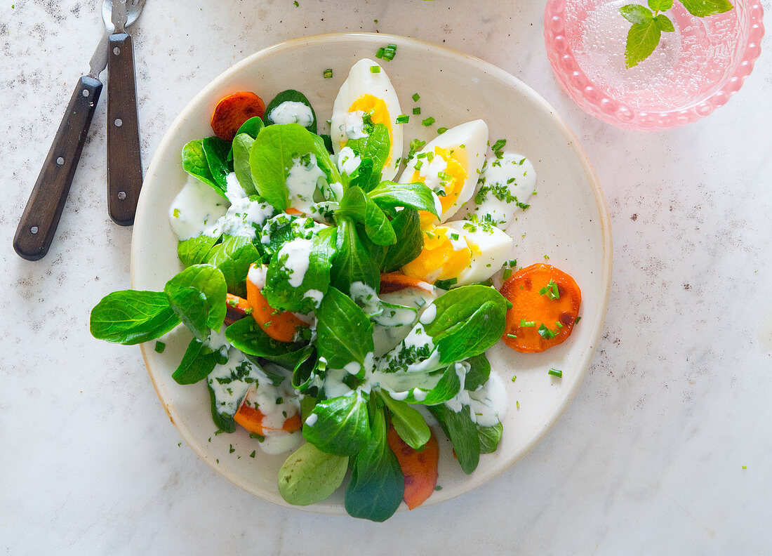 Lamb's lettuce with egg and carrots