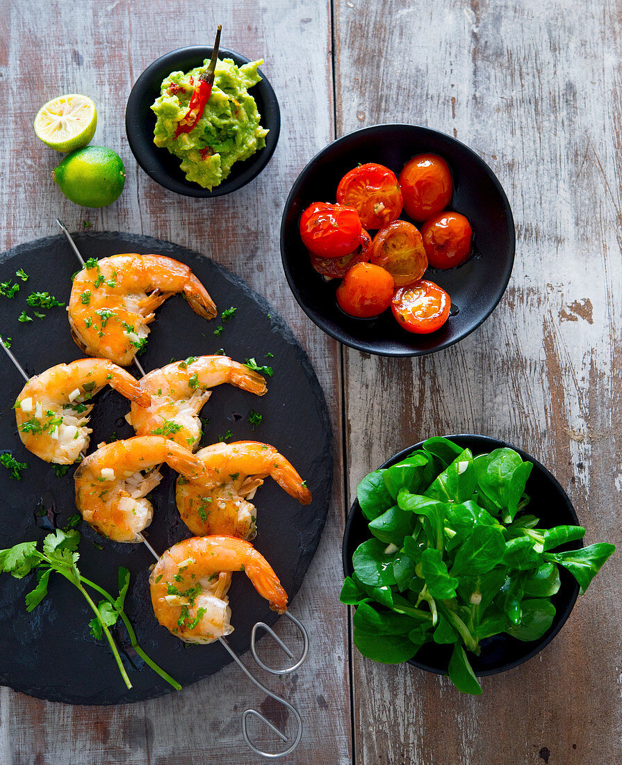 Prawn skewers with guacamole, tomatoes and lamb's lettuce