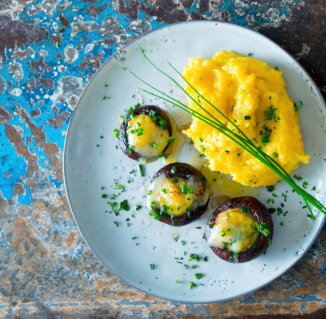 Gefüllte Champignons mit Kartoffelpüree und Schnittlauch