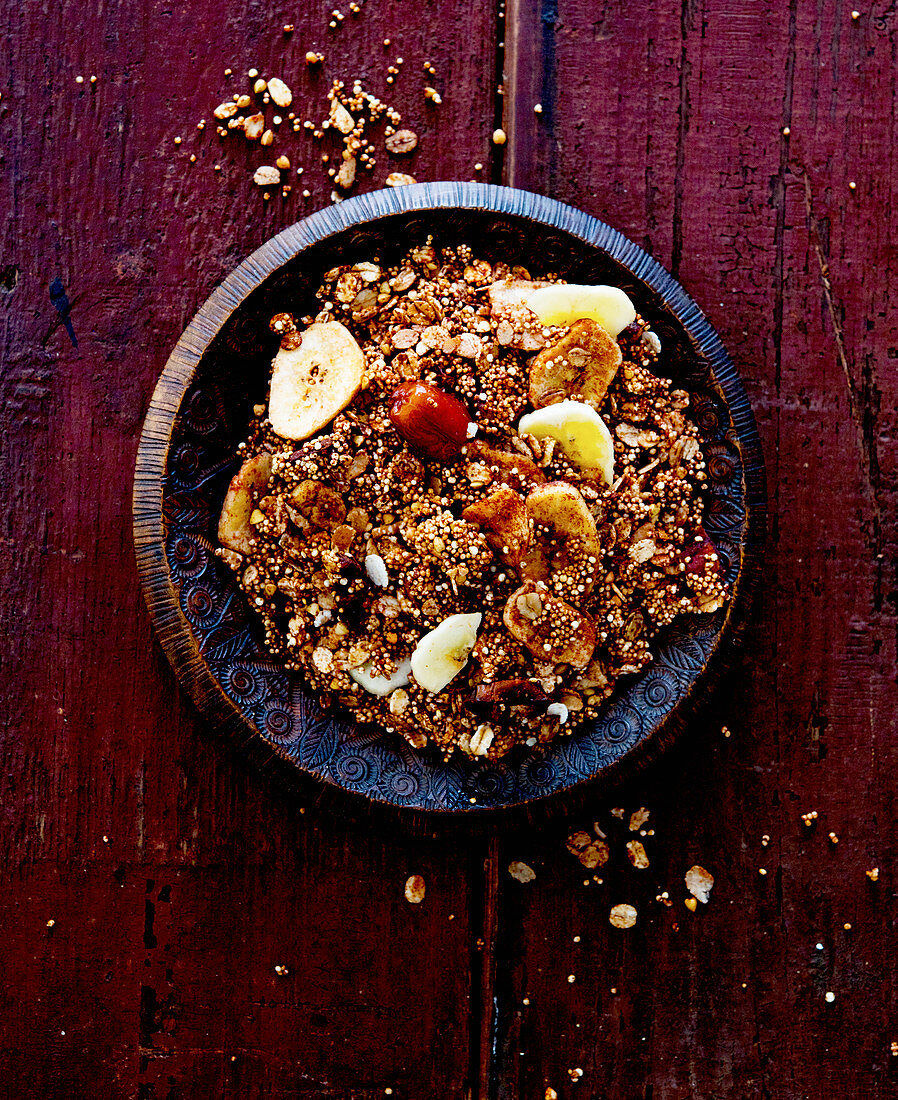 Granola with figs and banana chips