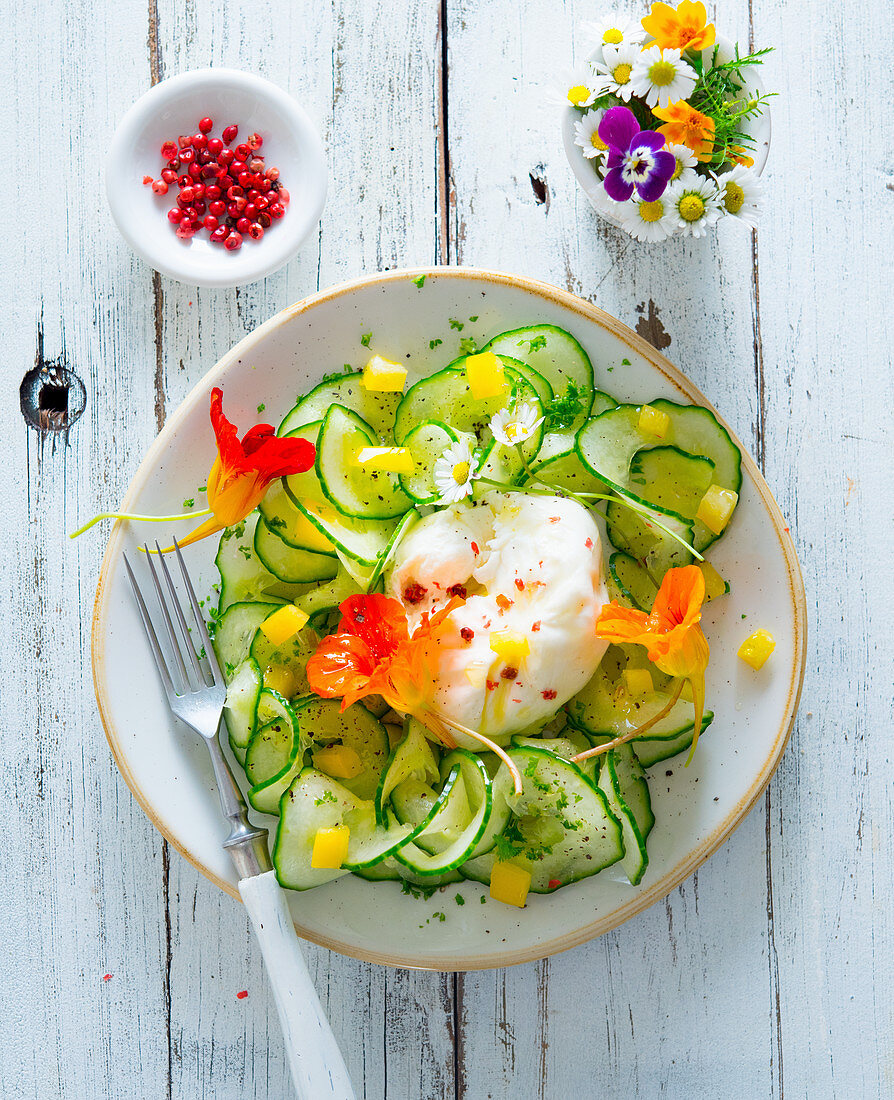 Gurkensalat mit Burrata und Kapuzinerkresseblüten