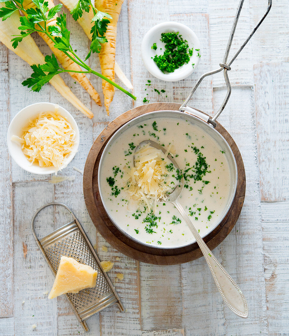 Petersilienwurzelcremesuppe mit Parmesan