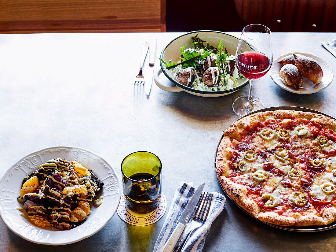 Gegrillter Radicchio-Orangen-Salat, Lammhackbällchen mit Risoni, Joghurt und Gurke und Pizza diavolo