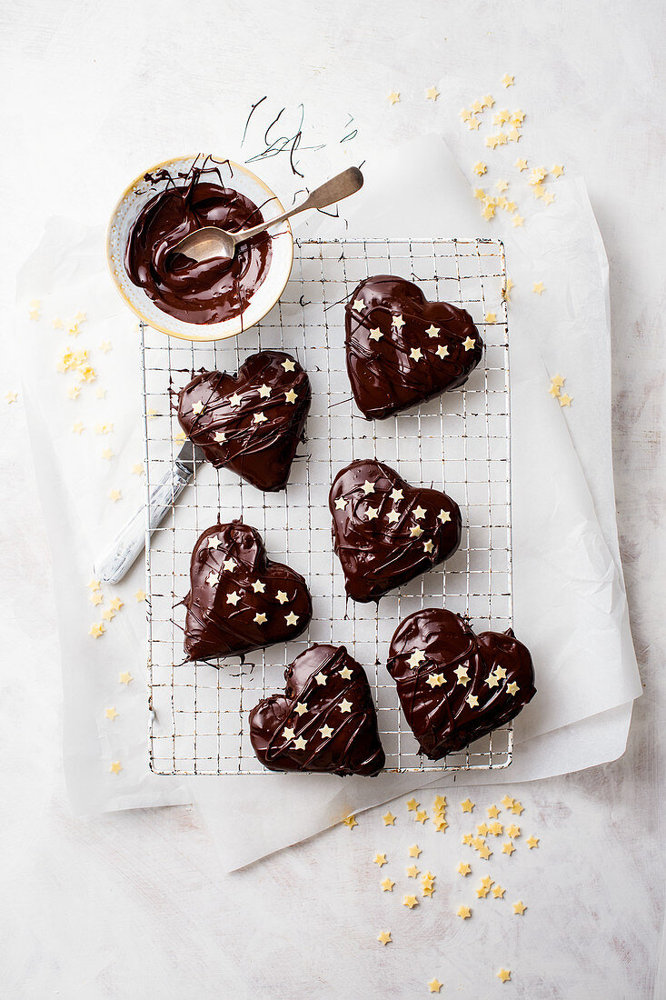 Gingerbread hearts with jam and chocolate glaze on a wire rack