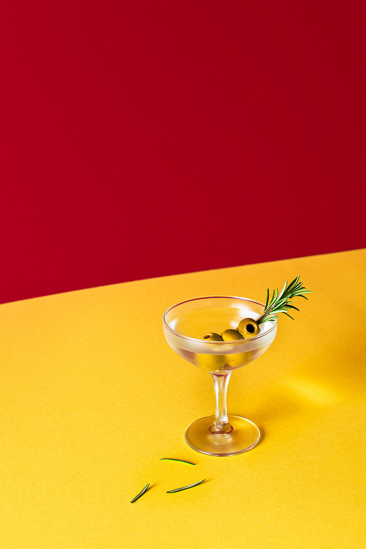 Martini mit Oliven und Rosmarinzweig