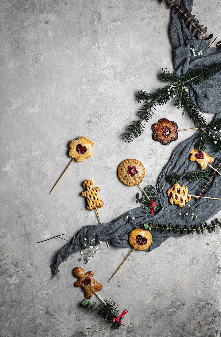 Weihnachtliche Minipie-Pops gefüllt mit Chia-Himbeermarmelade