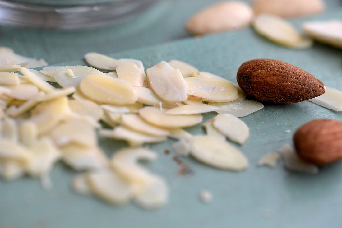 Ganze Mandeln und Mandelblättchen