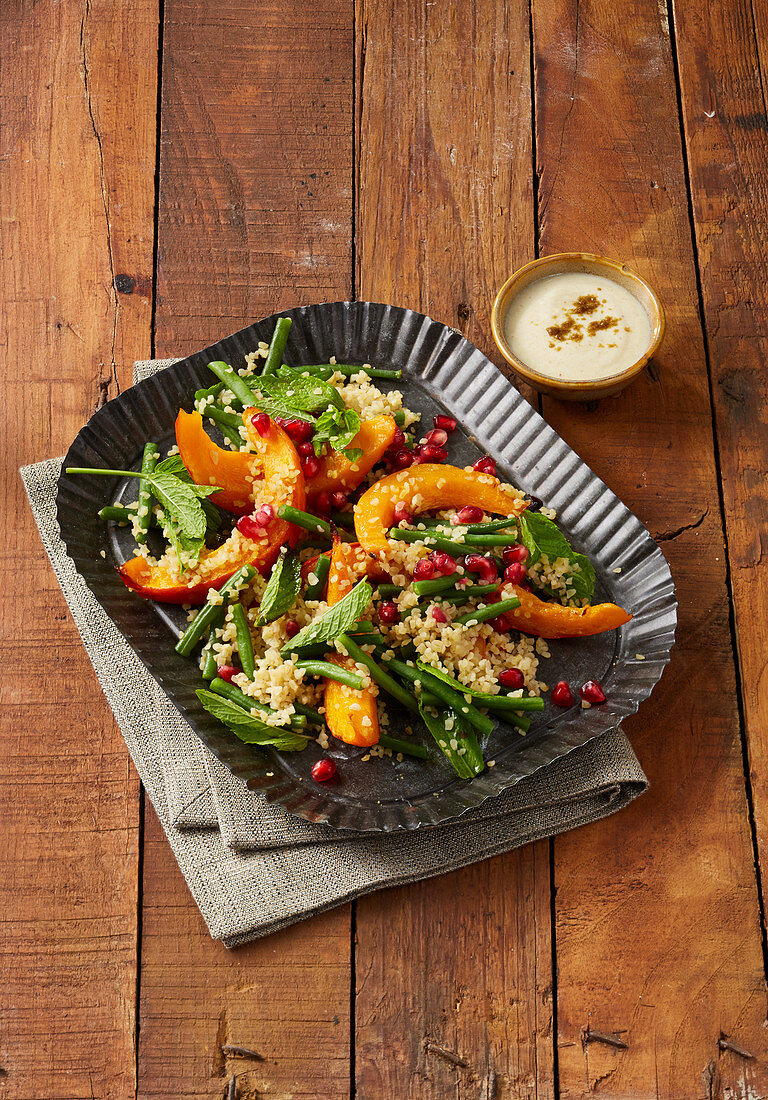 Couscous-Salat mit gebackenem Kürbis und Joghurtsauce