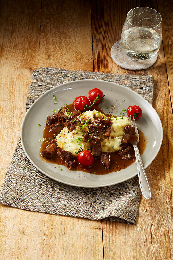 Geschmorter Ochsenschwanz mit Portweinsauce auf Kartoffelpüree