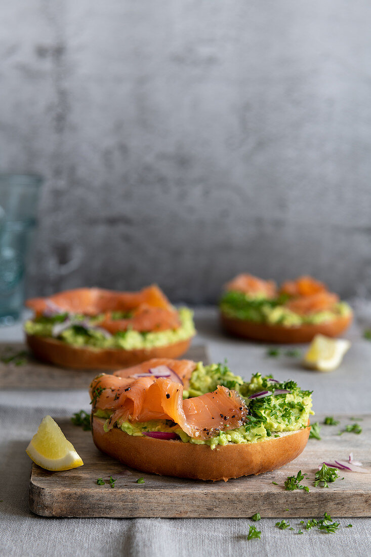 Bagels mit Räucherlachs und Avocadocreme