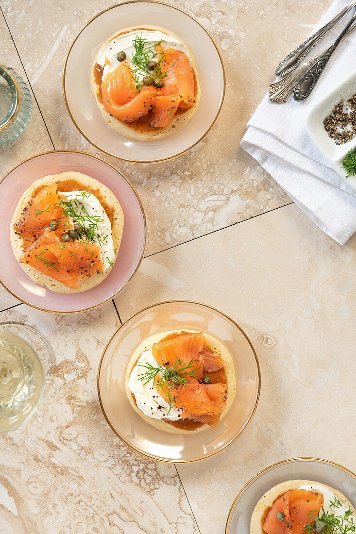 Blinis mit Räucherlachs und Frischkäse