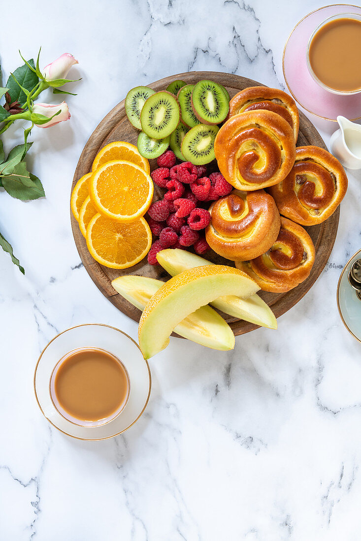 Brioche mit frischen Früchten und Karamellsaucee