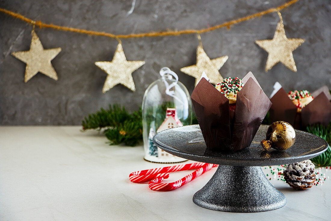 Weihnachtliche Cupcakes mit Frischkäsecreme und Zuckerperlen