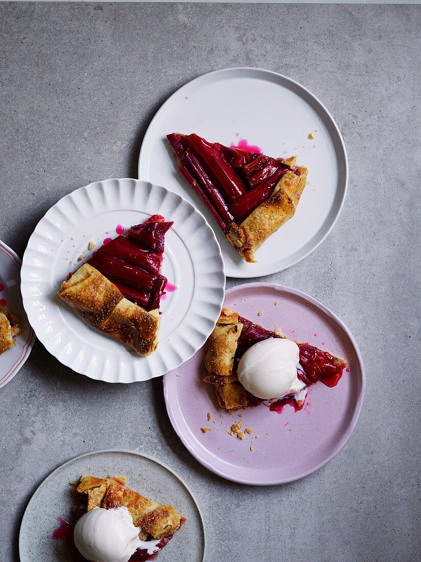 Einige Stücke Rhabarber-Galette mit Vanilleeis