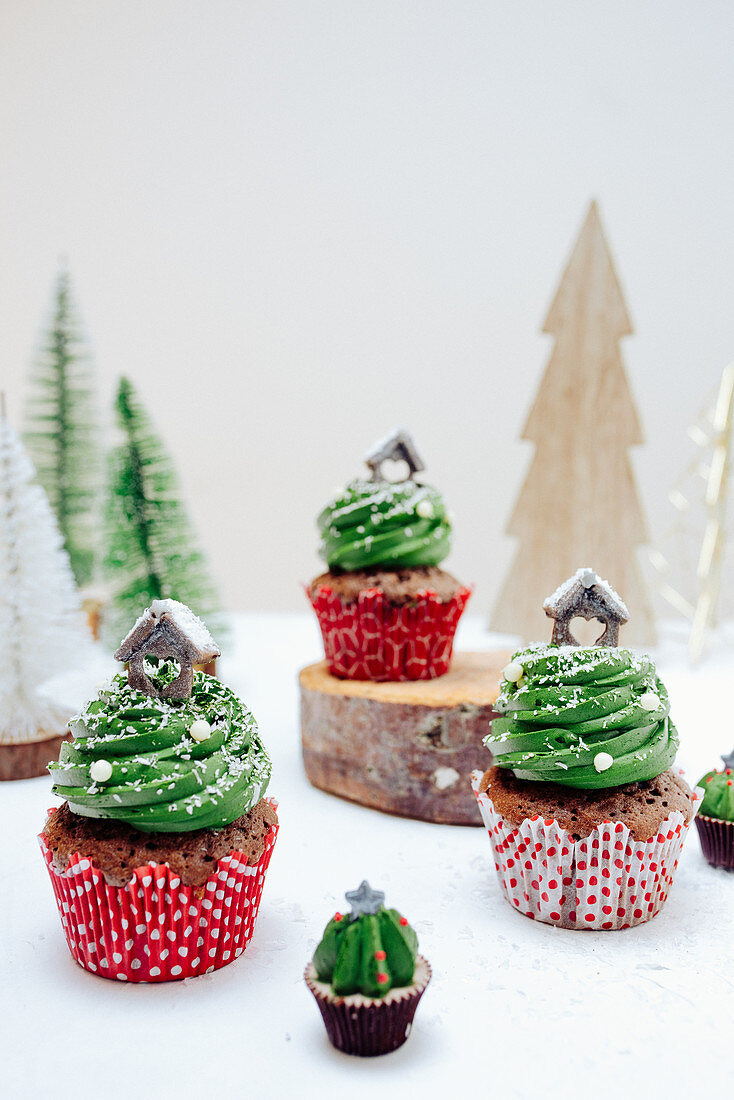 Weihnachtliche Schokoladenmuffins mit grüner Cremehaube