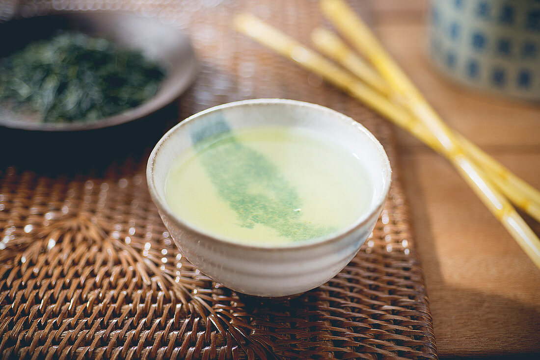 Grüner Tee in Teeschale