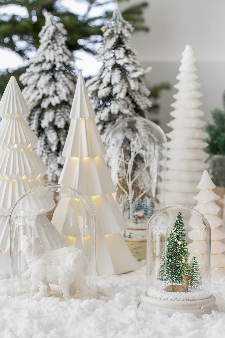 Weihnachtliche Miniatur-Landschaft mit Deko unter Glasglocken