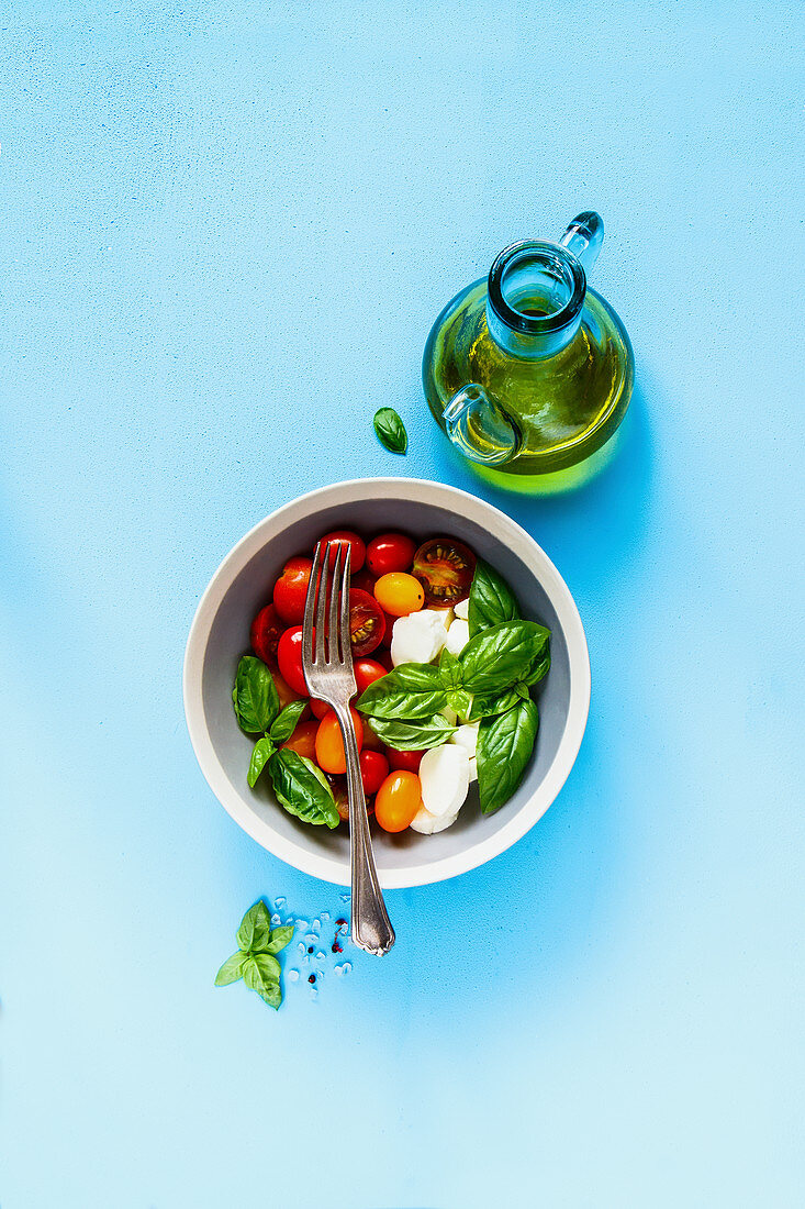 Caprese-Salat und Zutaten