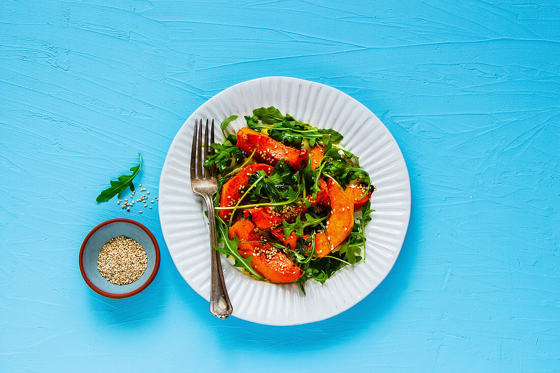 Warmer Kürbissalat mit Sesam und Rucola