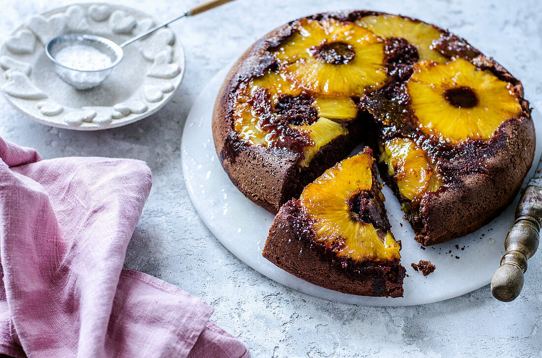 Schokoladenkuchen mit Ananas, angeschnitten