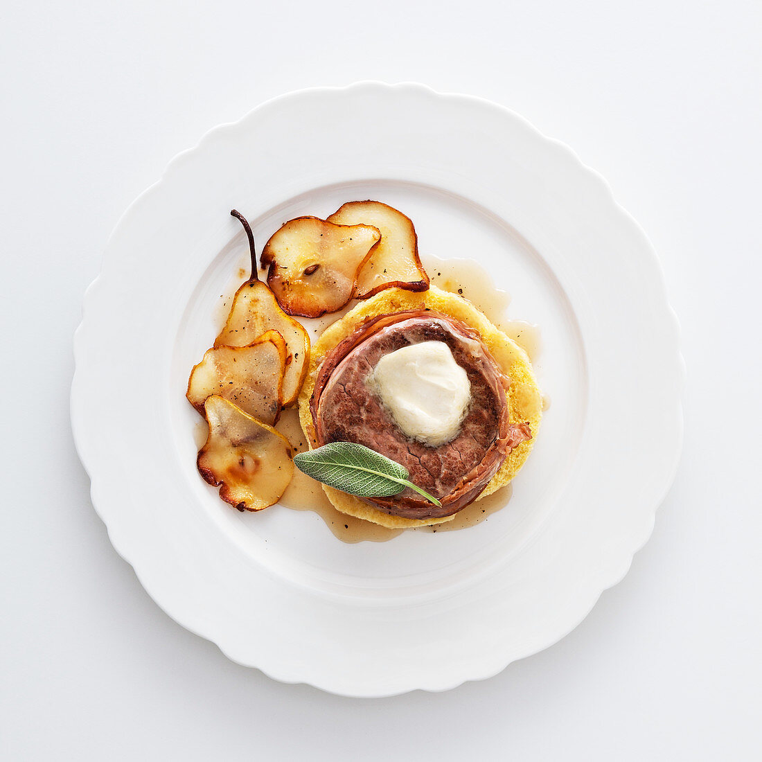 Tournedos mit Trüffelbutter und Salbei-Birnen auf getoastetem Brot