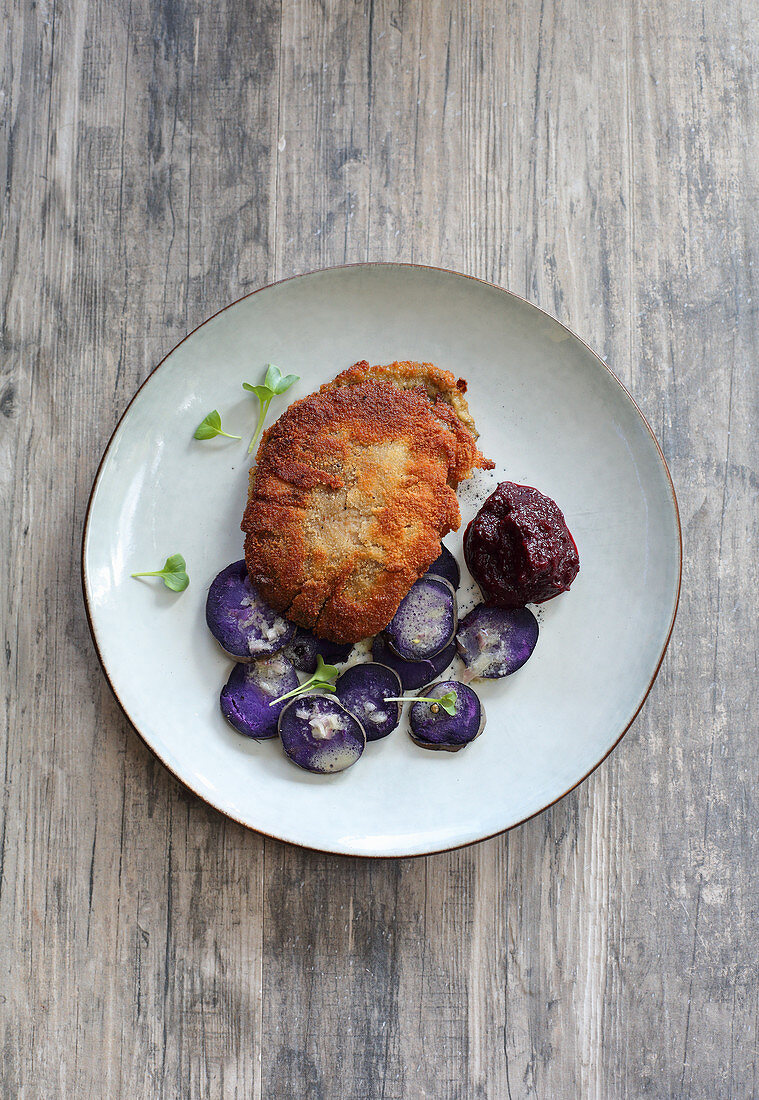 Austernpilz-Cordon bleu mit lila Kartoffelsalat und Rote-Bete-Ketchup