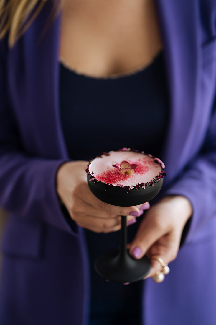 Himbeer-Cocktail mit Rosenblütenrand