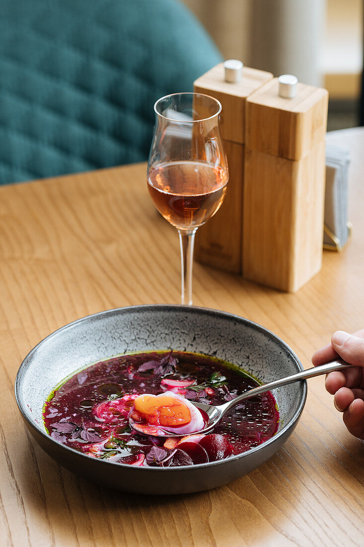 Rote-Bete-Suppe und Roséweinglas