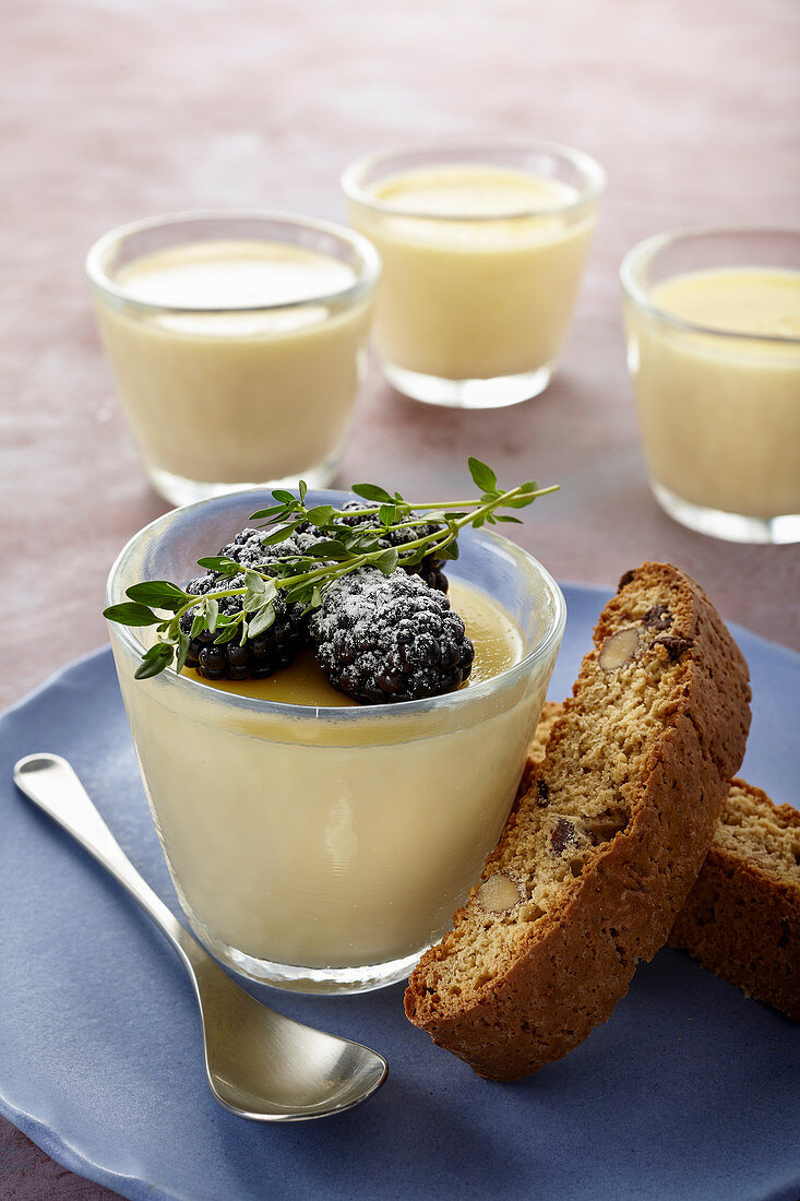 Lemon Posset mit Brombeeren (England)