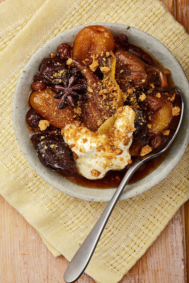 Dried fruit salad with spices and mascarpone