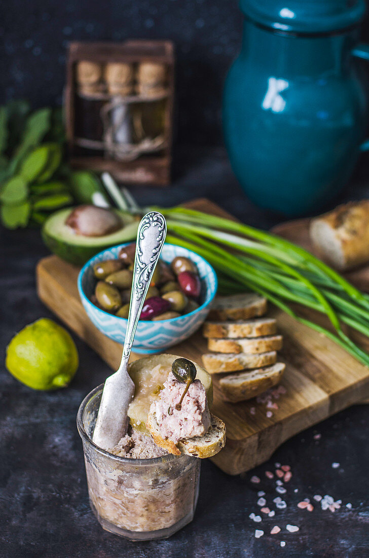 Schweinefleisch-Hähnchen-Terrine mit Apfel und Oliven