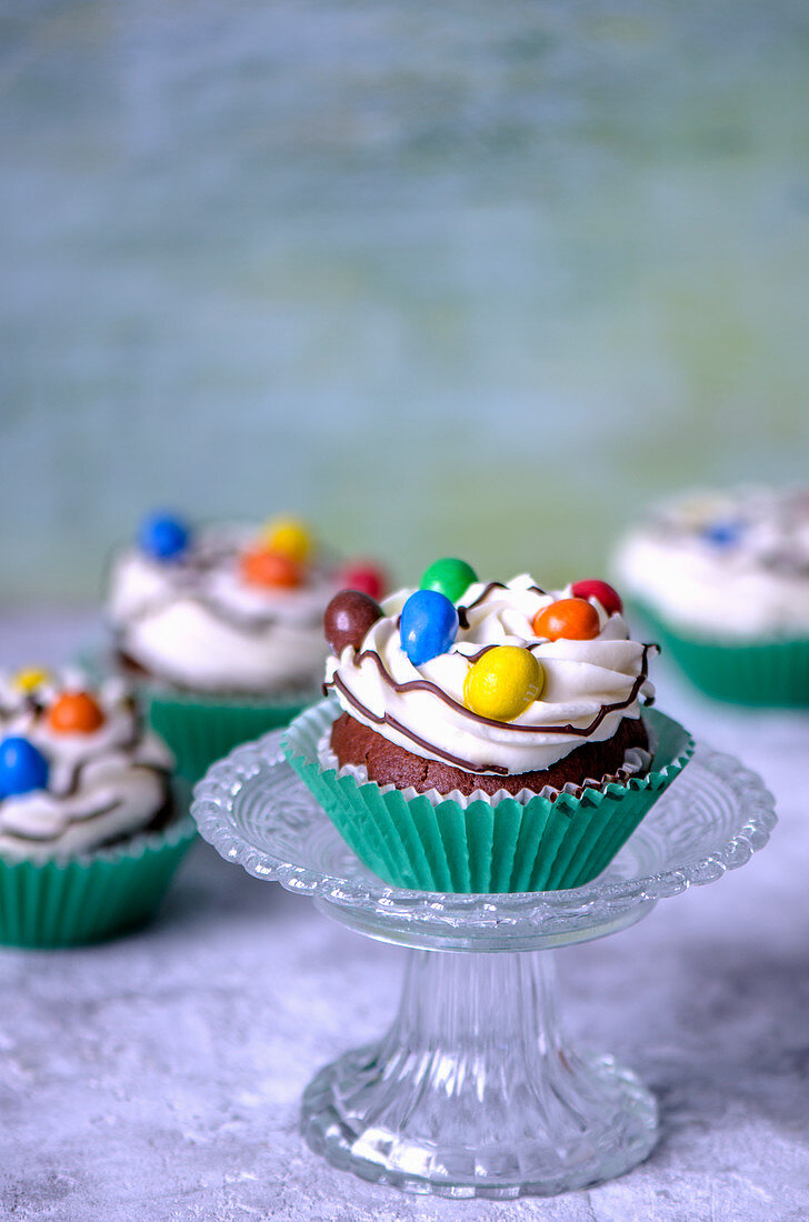 Schokoladencupcakes mit Buttercreme und bunten Zuckereiern