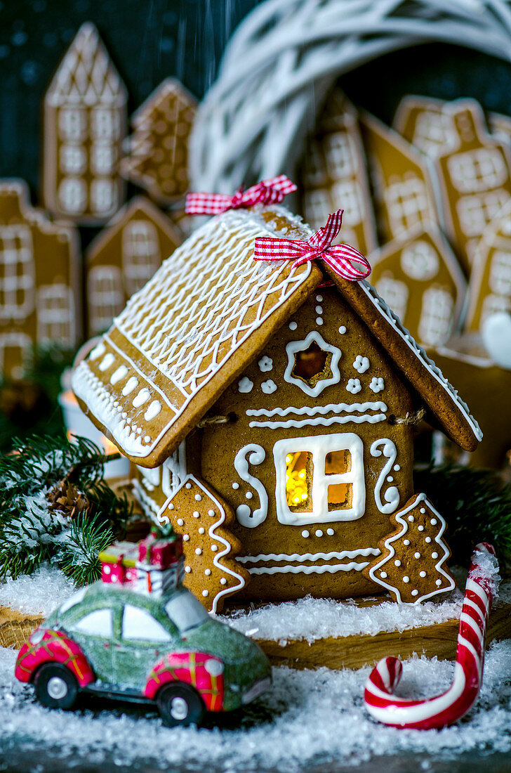 Handgemachtes Lebkuchenhaus vor Lebkuchenstadt