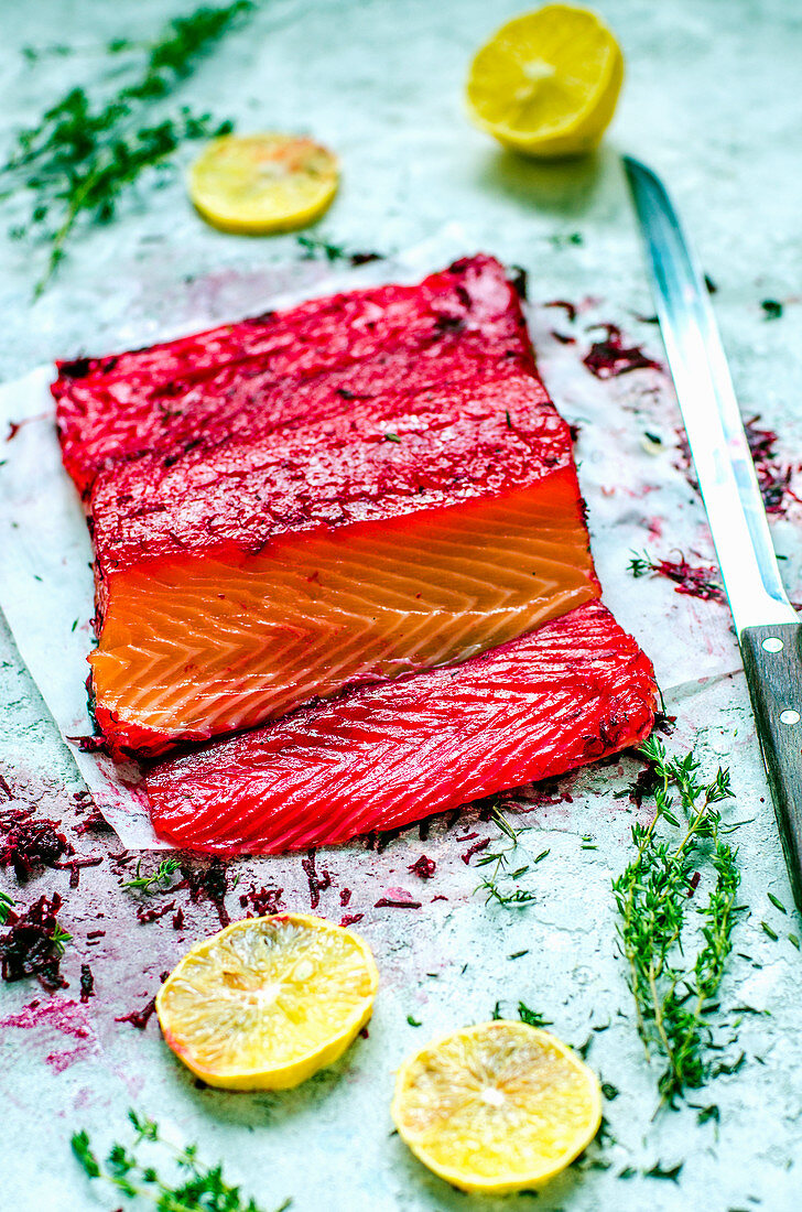 Graved Lachs mit Roter Bete, Zitronen und frischem Thymian