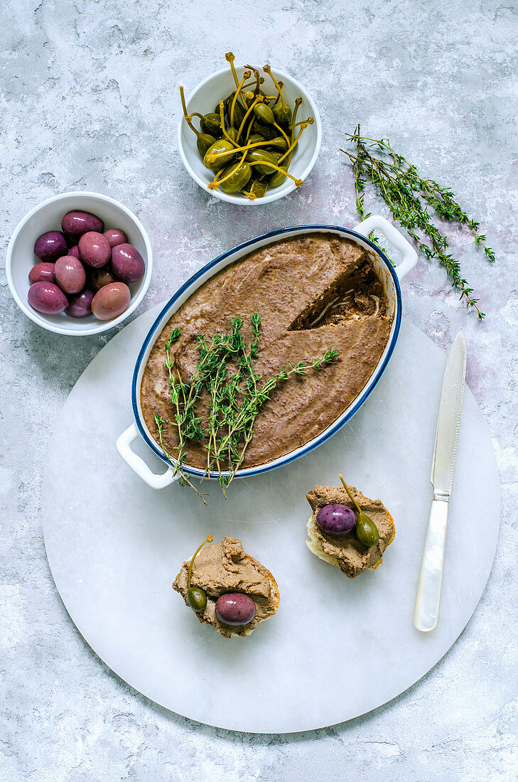 Leberpastete mit frischem Thymian, Kapern, Oliven und Baguette