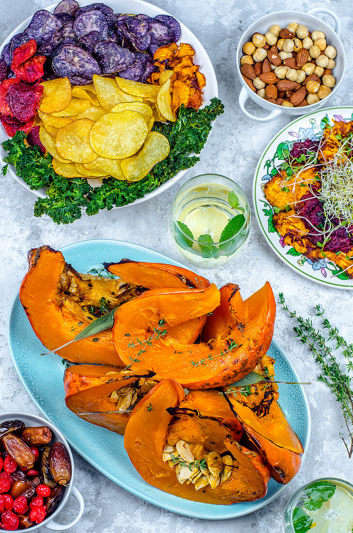 Gebackener Kürbis mit Salbei, Sprossen und Gemüsechips