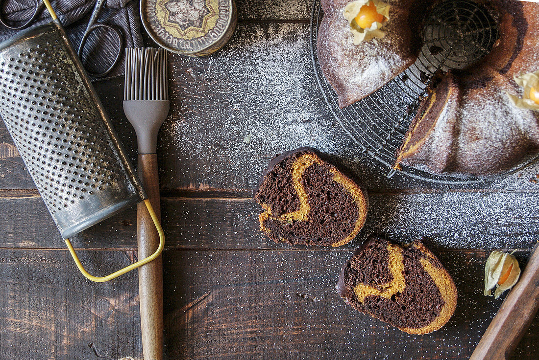 Schokoladen-Kürbiskuchen in Kranzform garniert mit Physalis (Aufsicht)