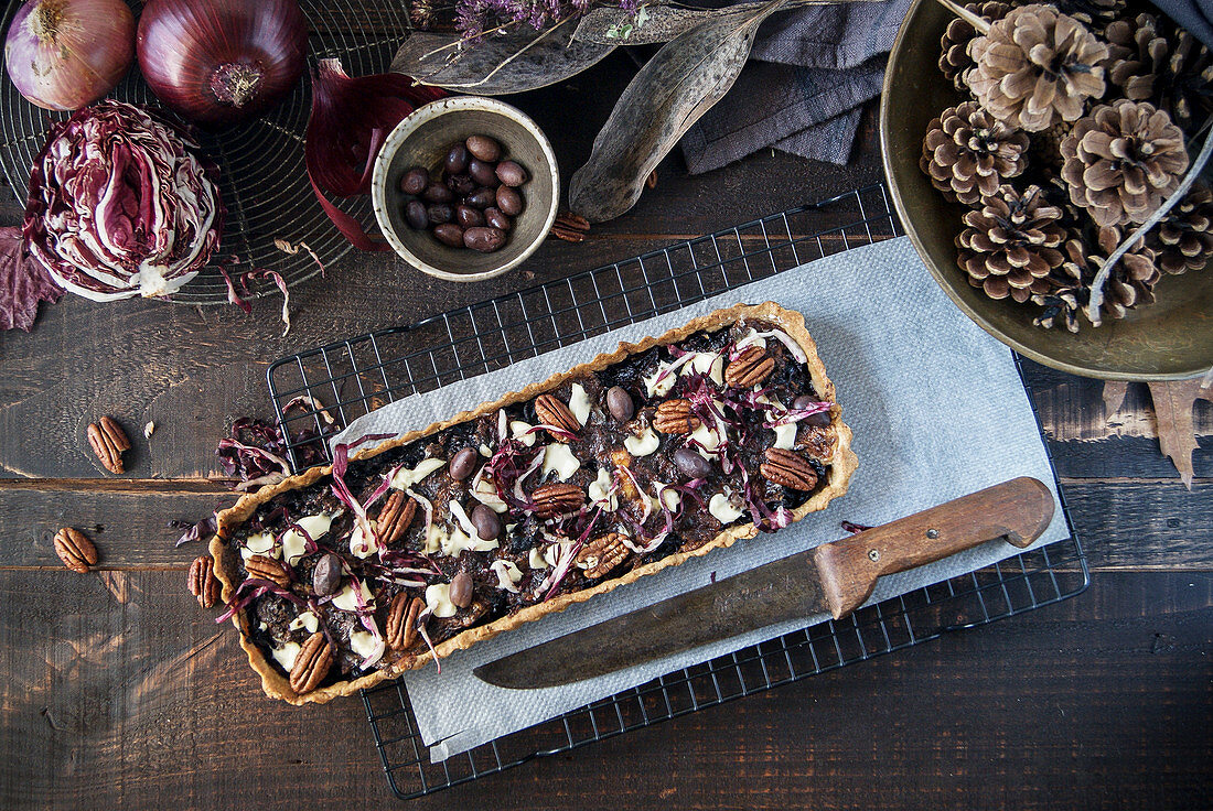 Radicchio pie with nuts and Gorgonzola